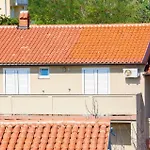 In With Balcony, Air Condition, Wifi Daire Lopar